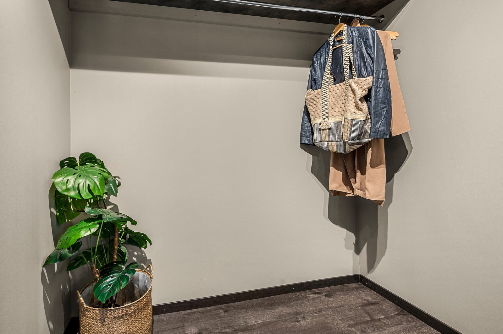 I tilknytning til gangen er det et garderoberom på ca 3m, dette er også nylig oppgradert. Galleribilde