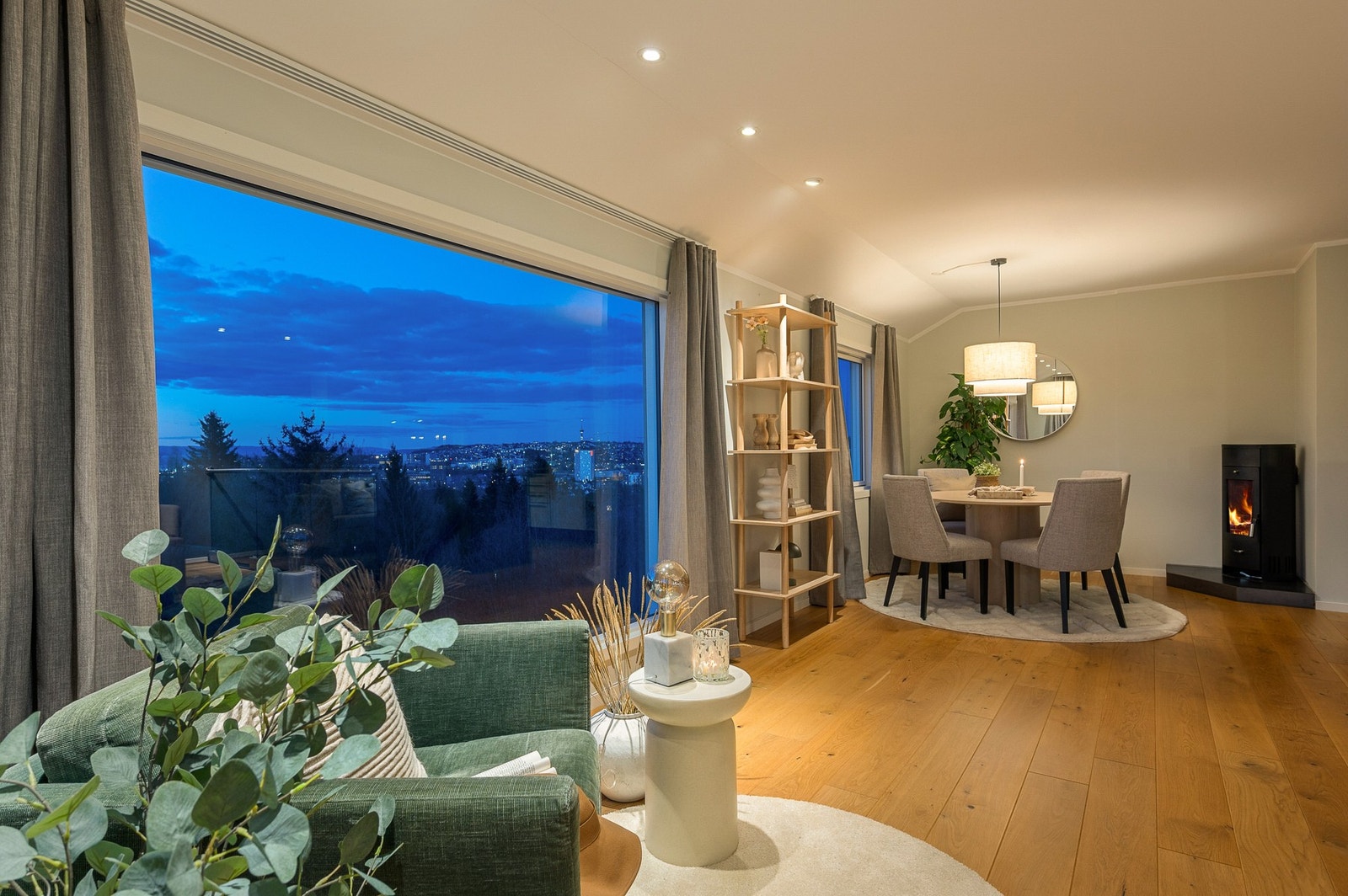 Stua har stort panoramavindu hvor den flotte utsikten mot byen kan nytes fra godstolen. Galleribilde