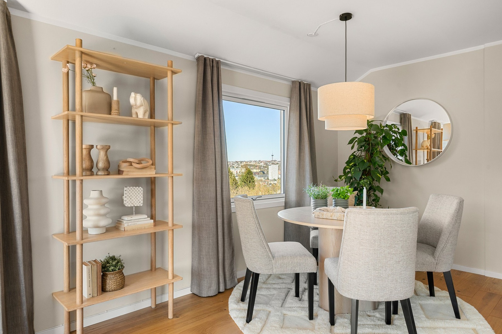 Utsikten nytes også fra spisebordet. Galleribilde