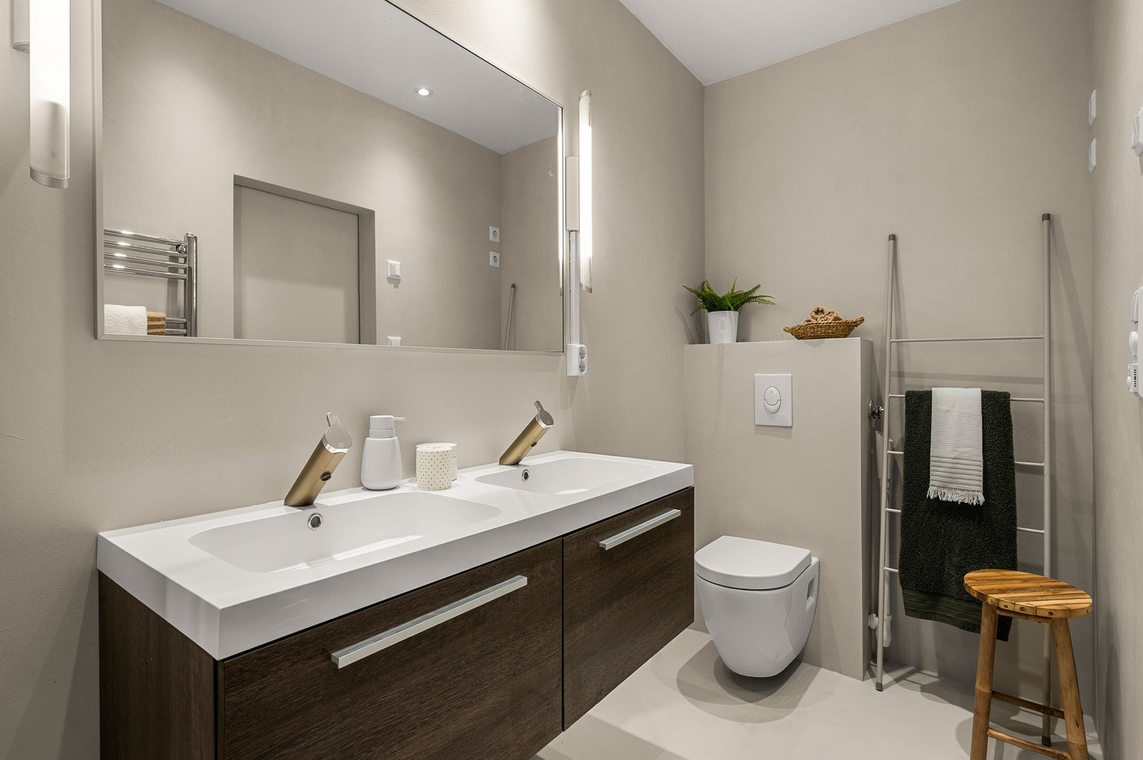 Badet er på 5m2, og har et rent og delikat uttrykk, svært praktisk med dobbelservant. Galleribilde