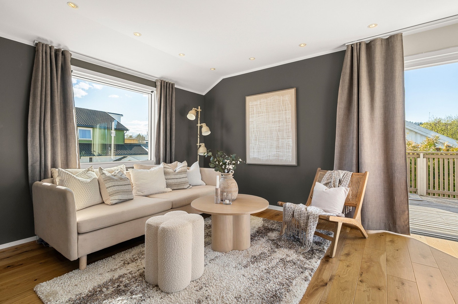 Stua har en utforming som gir naturlige soner for spiseplass og sofagruppe. Galleribilde