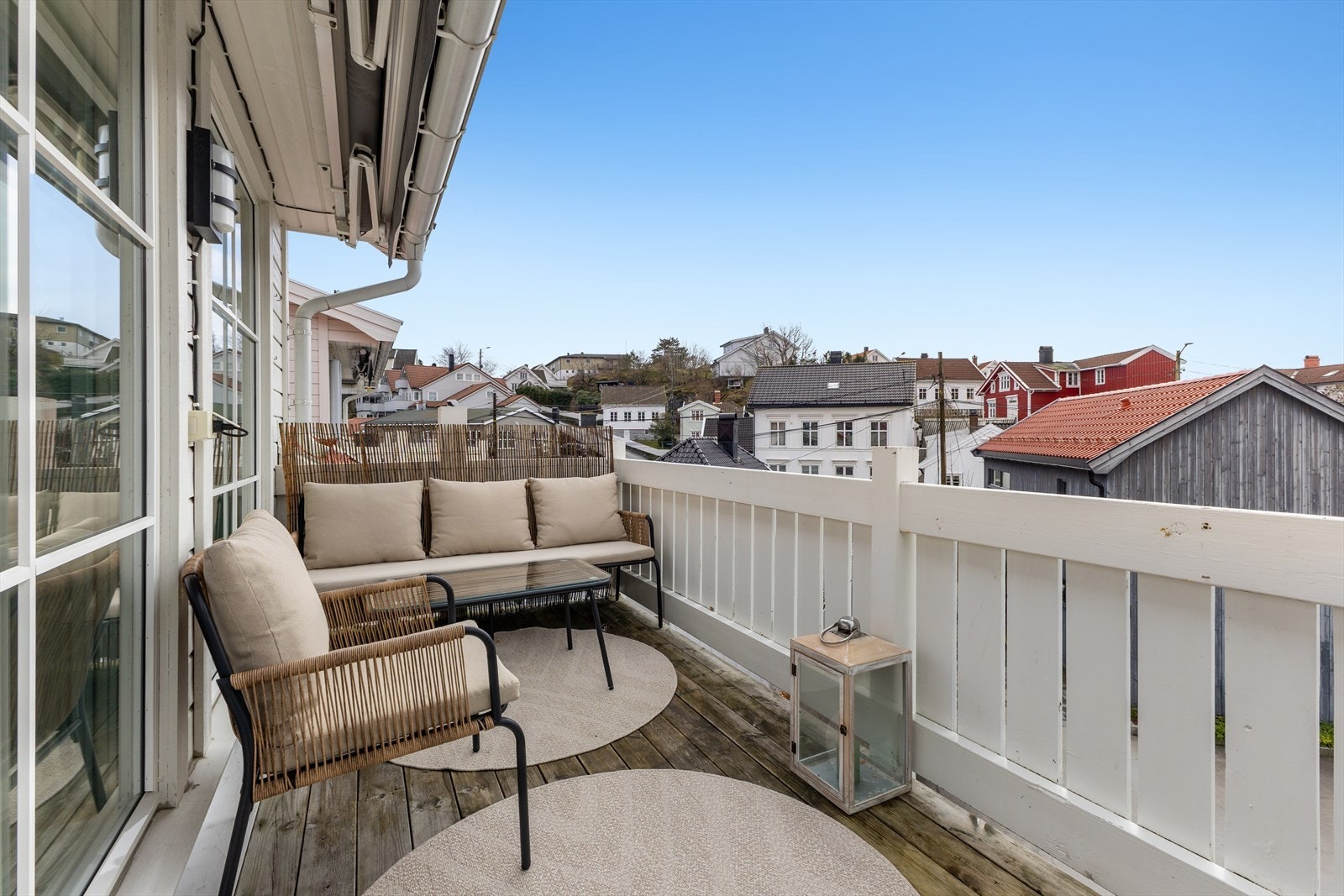 Den sørvendte terrassen har god plass til sittegruppe og byr på svært gode solforhold, perfekt for både morgenkaffen og lange sommerkvelder. Galleribilde