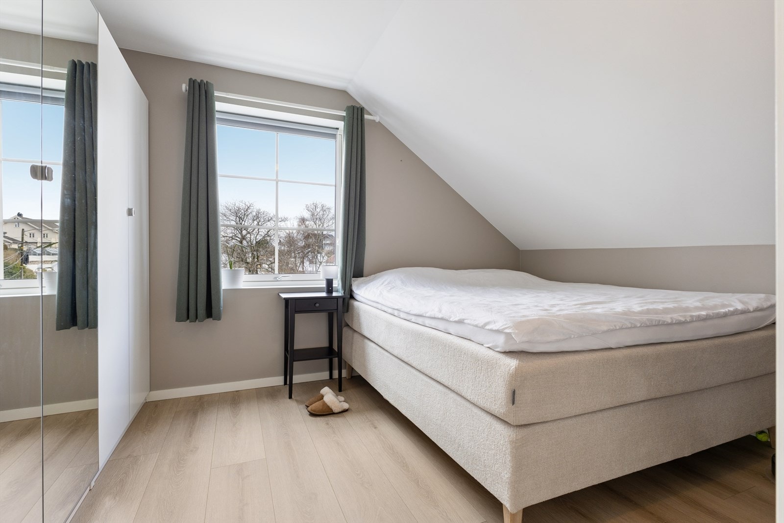 Dette soverommet har plass til seng og garderobeløsning. Galleribilde