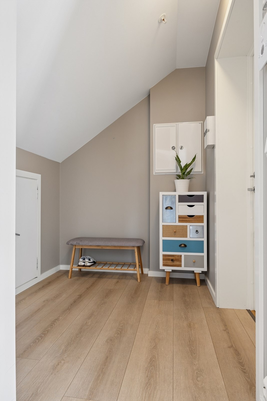 Entréen gir et hyggelig førsteinntrykk og har god plass til oppbevaring av yttertøy og sko, noe som bidrar til en ryddig og praktisk hverdag. Galleribilde