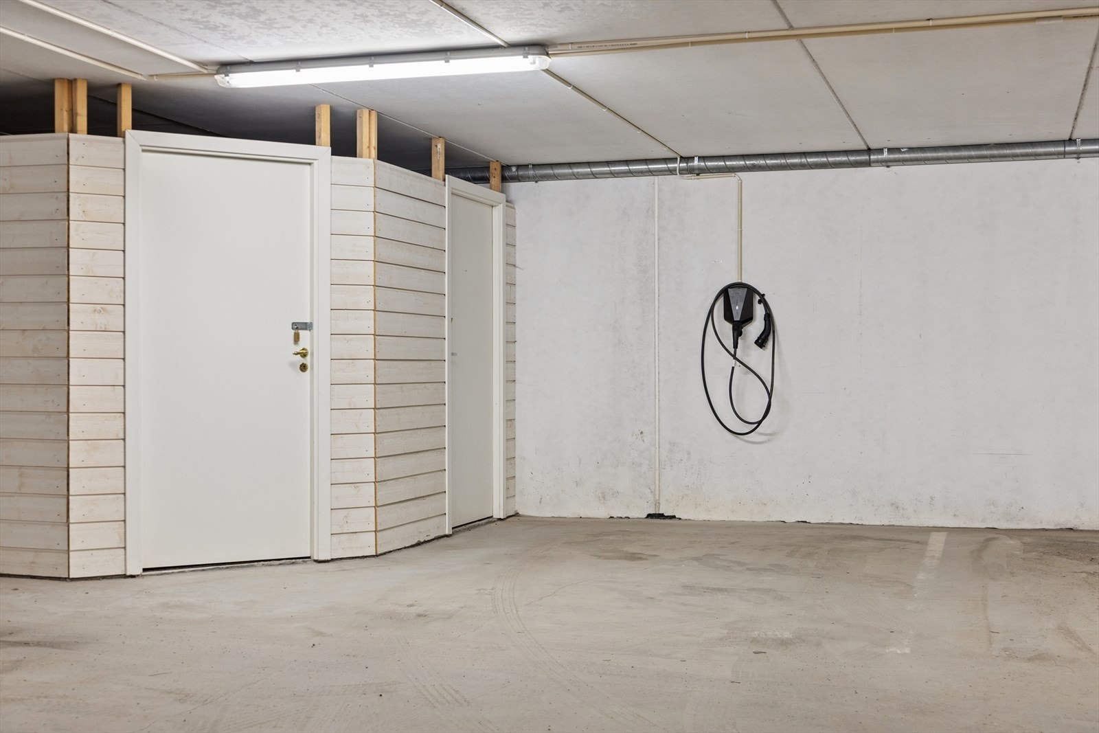 I garasjekjelleren medfølger en fast parkeringsplass med installert elbillader, samt en bod på 6 m². Galleribilde