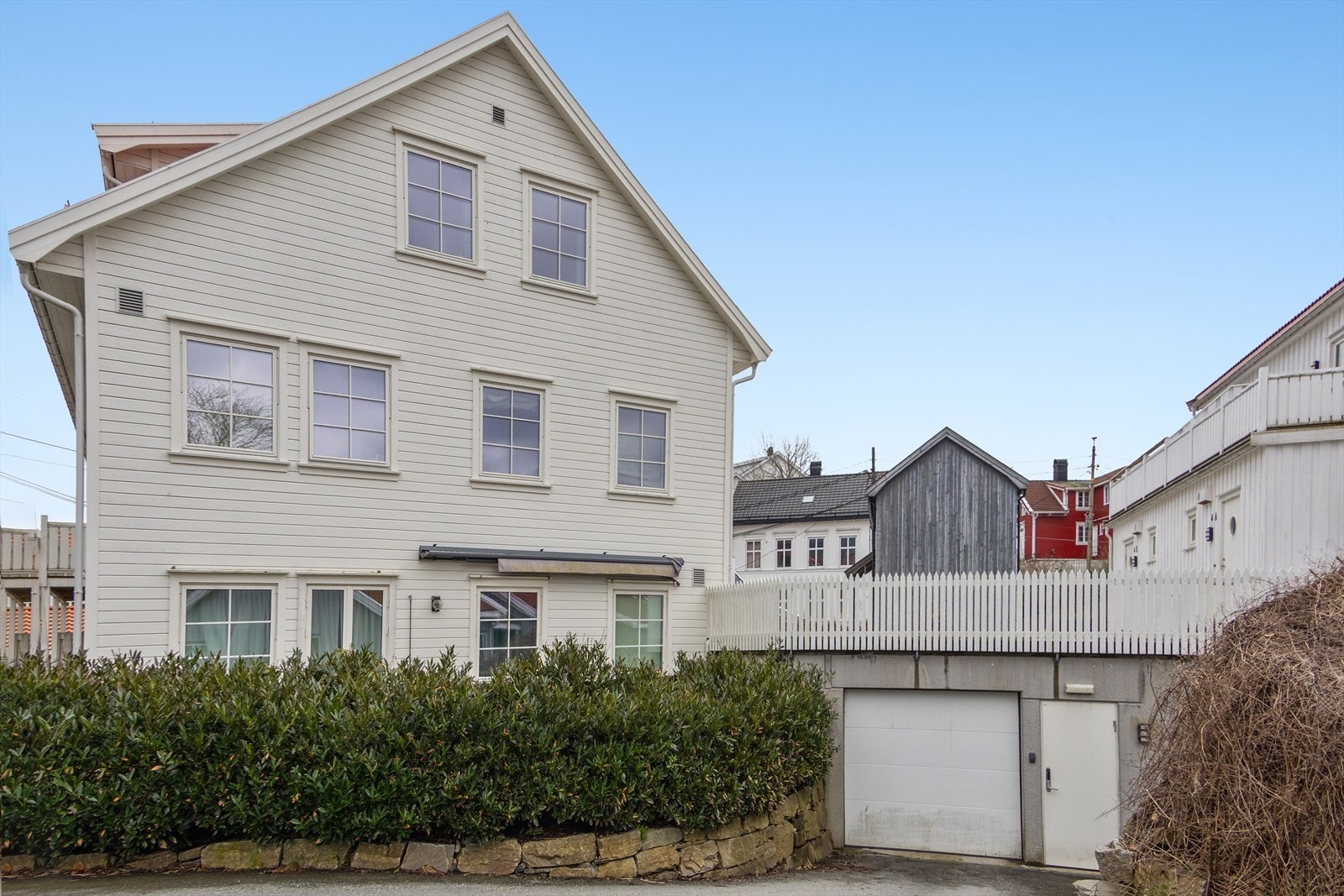 Bygget fra 2019 har en pen fasade med stående kledning og garasje i underetasjen. Galleribilde