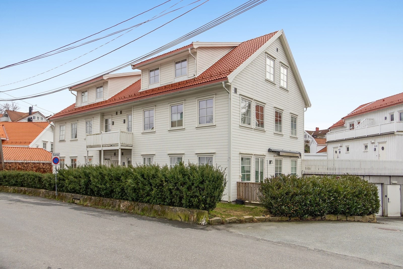 Leiligheten ligger sentralt og tilbaketrukket til i Grimstad sentrum. Her bor du med umiddelbar nærhet til byens fasiliteter, men likevel skjermet fra den travleste bytrafikken. Galleribilde