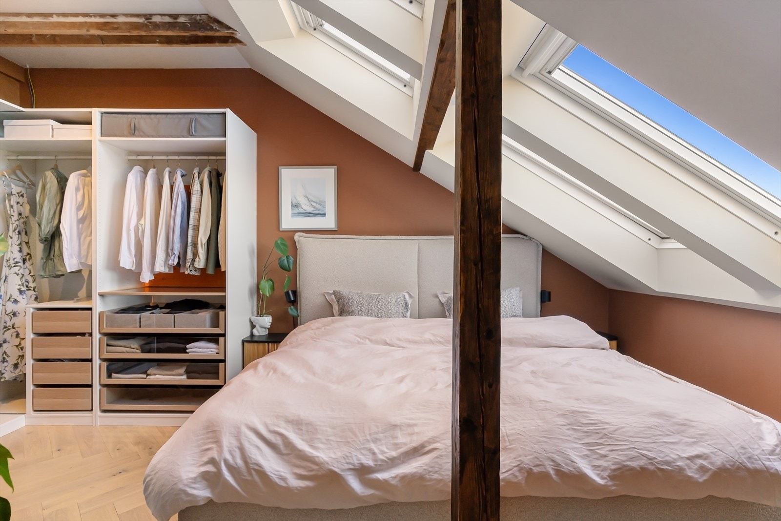 Hovedsoverom med dobbeltseng og stor garderobe Galleribilde