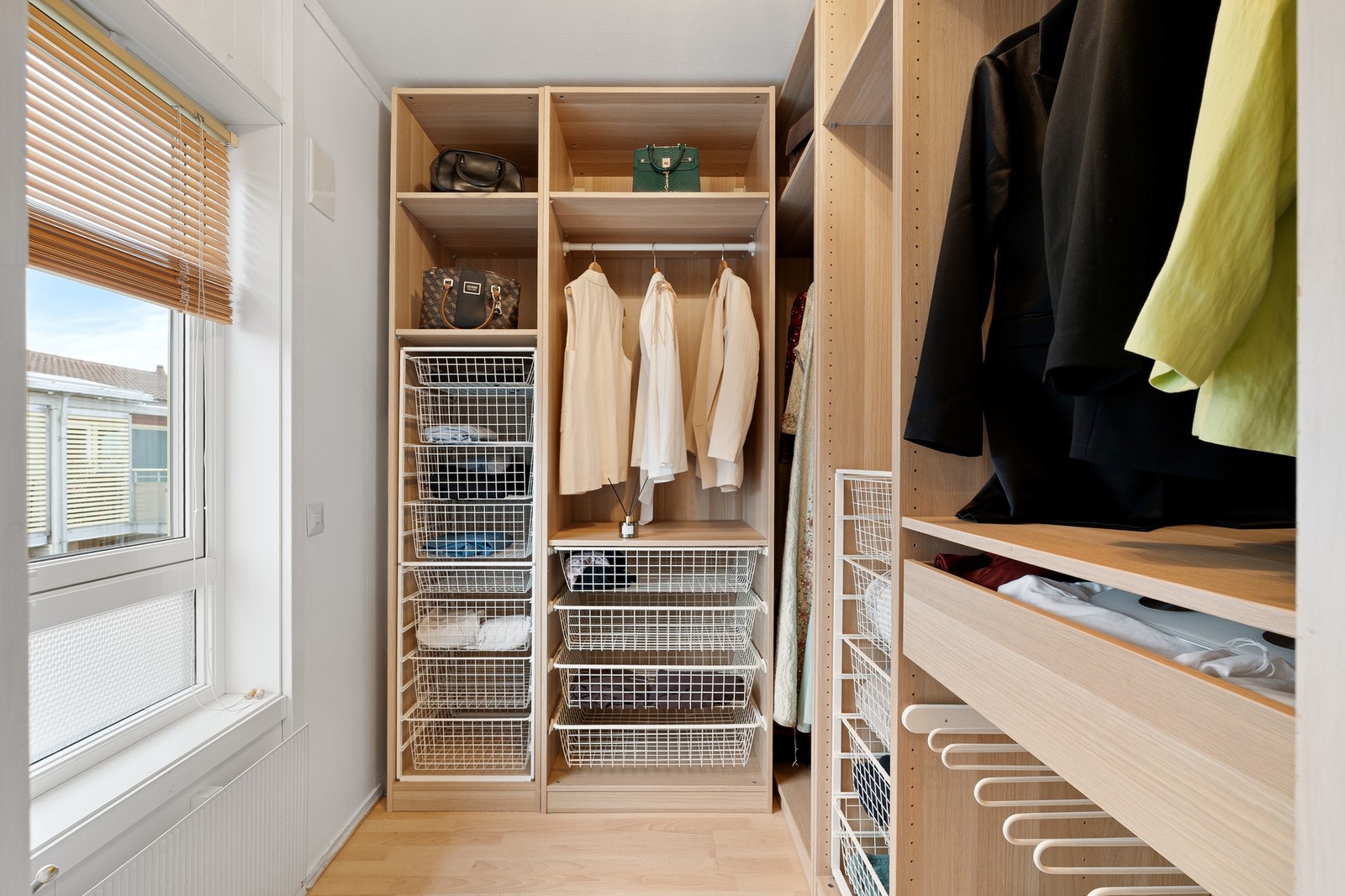 Garderobe med praktisk innredning og mye skapplass. Galleribilde