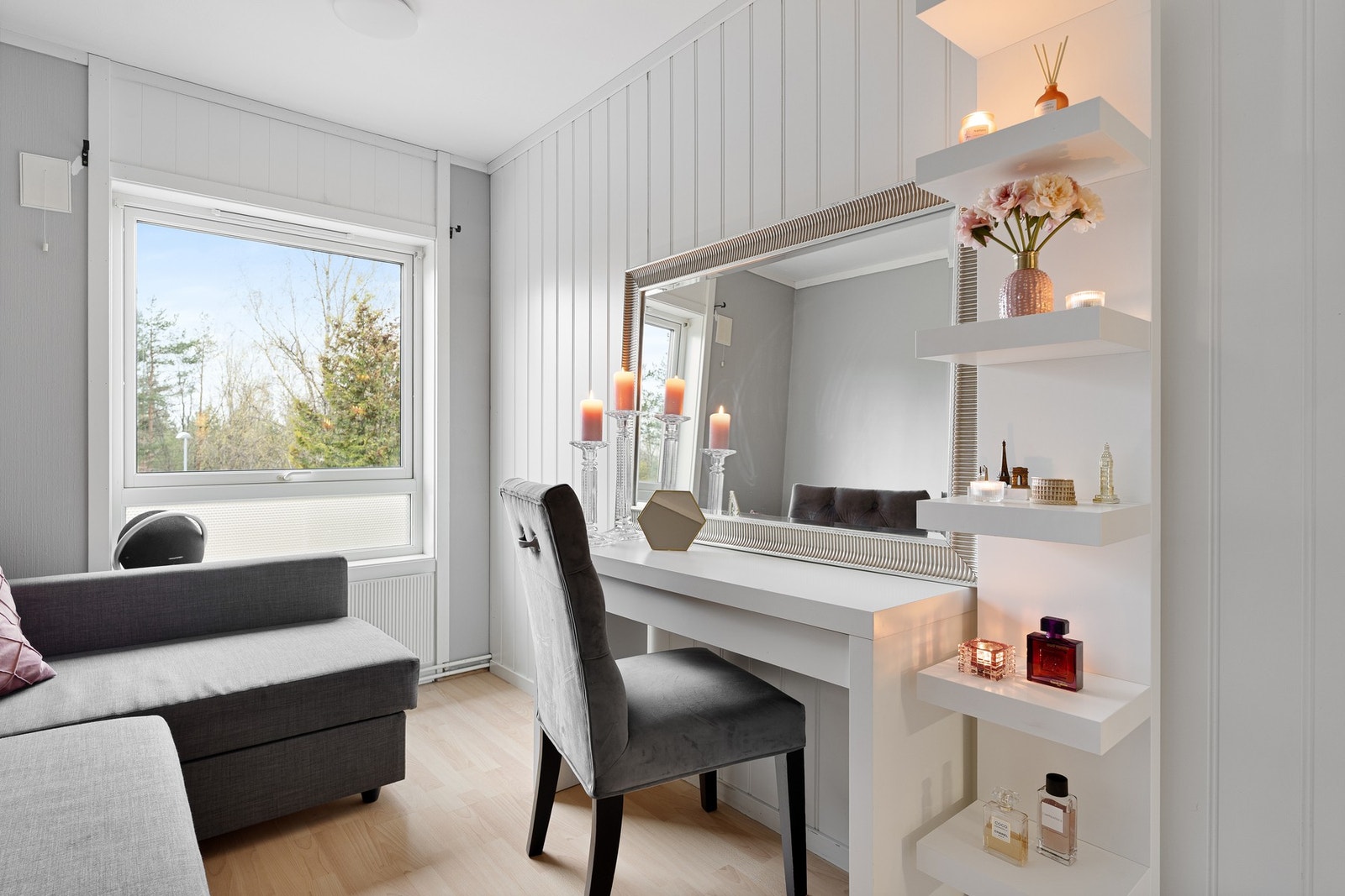 Lyst soverom med plass til ønsket møblering. Galleribilde