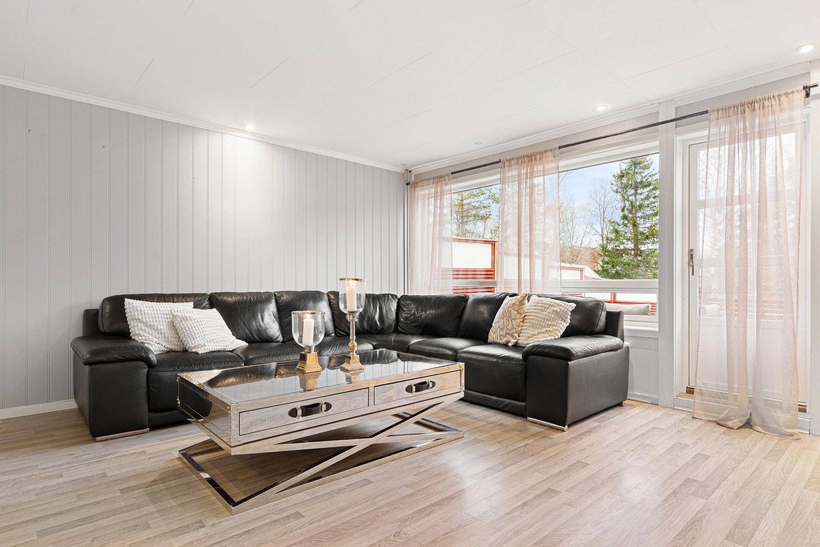 Gjennomgående lys stue med store vindusflater som slipper inn rikelig med naturlig lys. Galleribilde