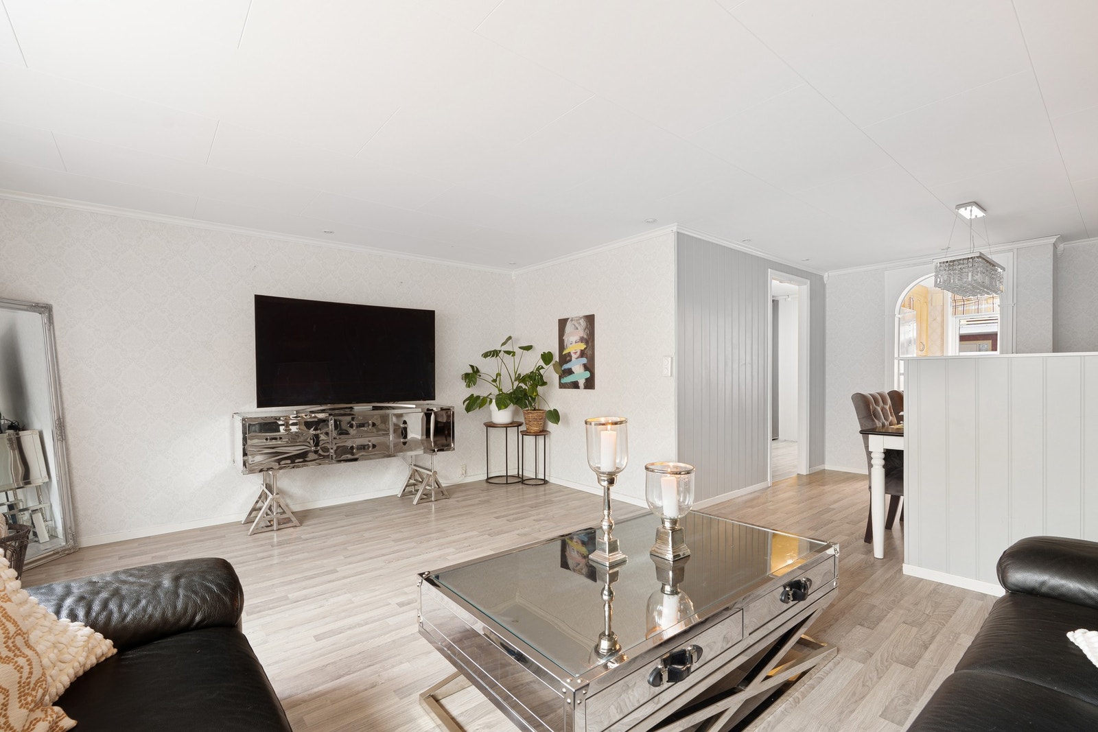 Romslig oppholdsrom på 32 m² med gode møbleringsmuligheter. Galleribilde