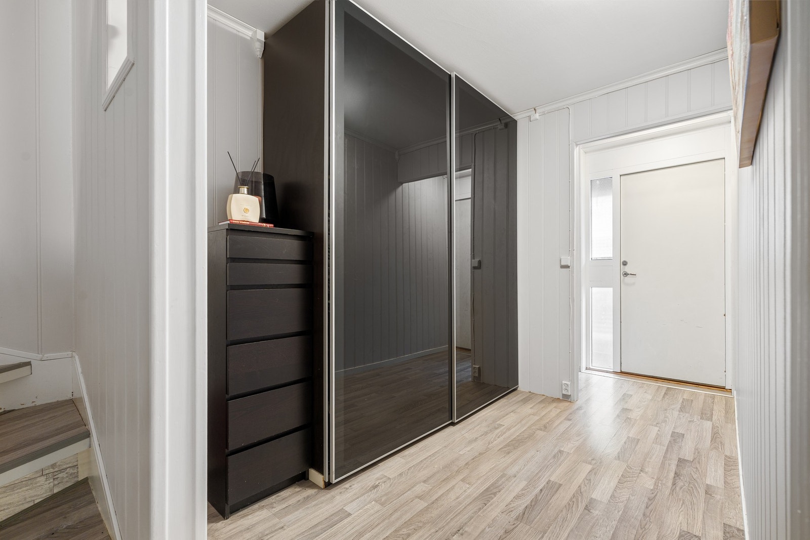 Innbydende entré med skyvedørsgarderobe for god oppbevaring. Galleribilde