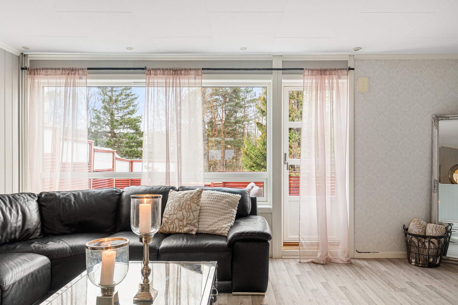 Fra stuen er det direkte utgang til hyggelig sørvendt terrasse. Galleribilde