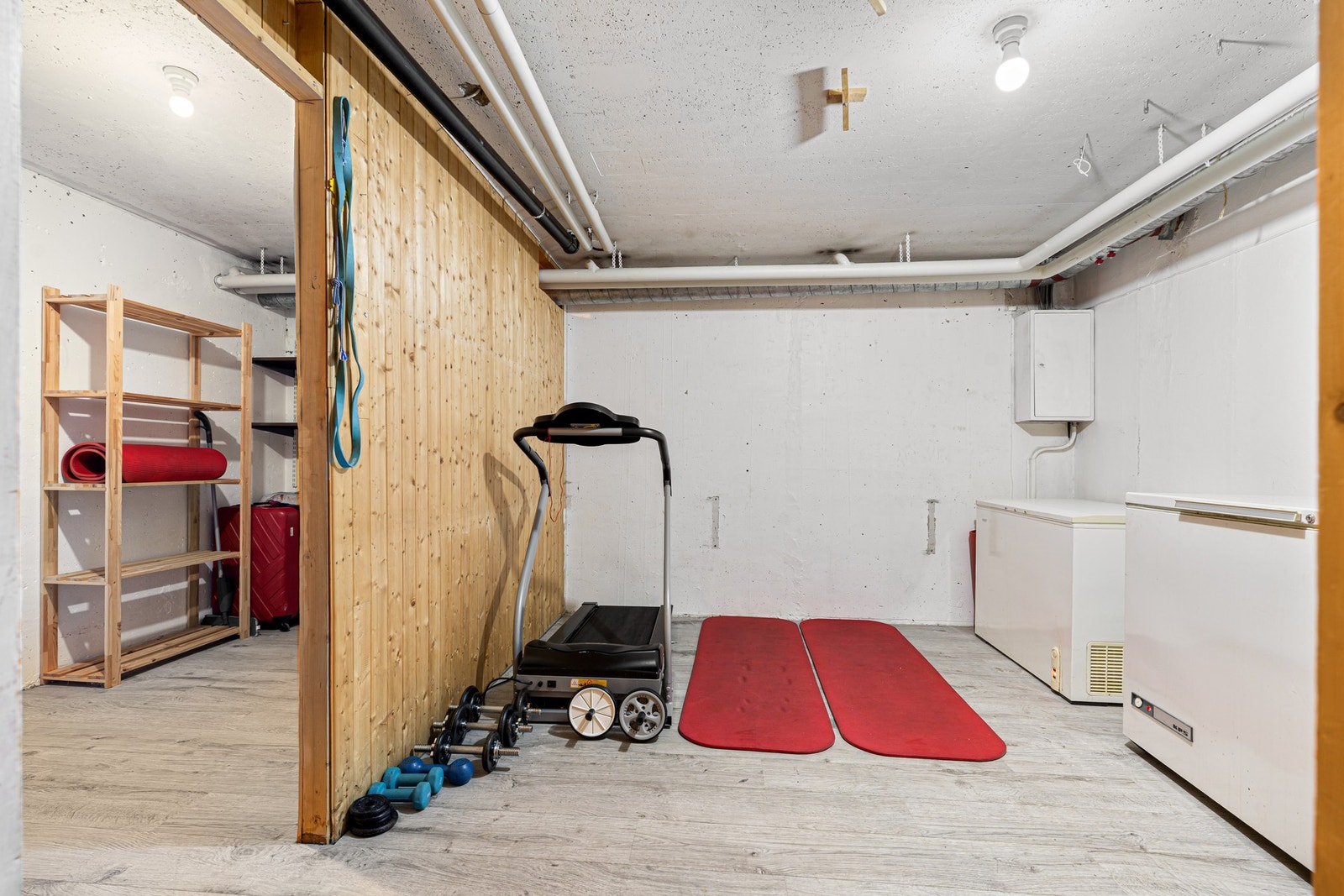Kjelleretasjen har to romslige boder med gode lagringsmuligheter. Galleribilde