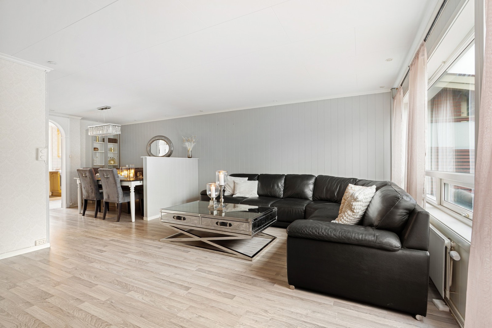 Stor og innbydende stue med plass til både sofagruppe og ekstra sittegrupper. Galleribilde