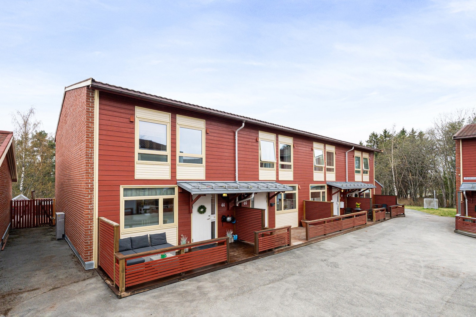 Boligen ligger til i Åsheim borettslag i et veletablert og rolig boligområde. Galleribilde