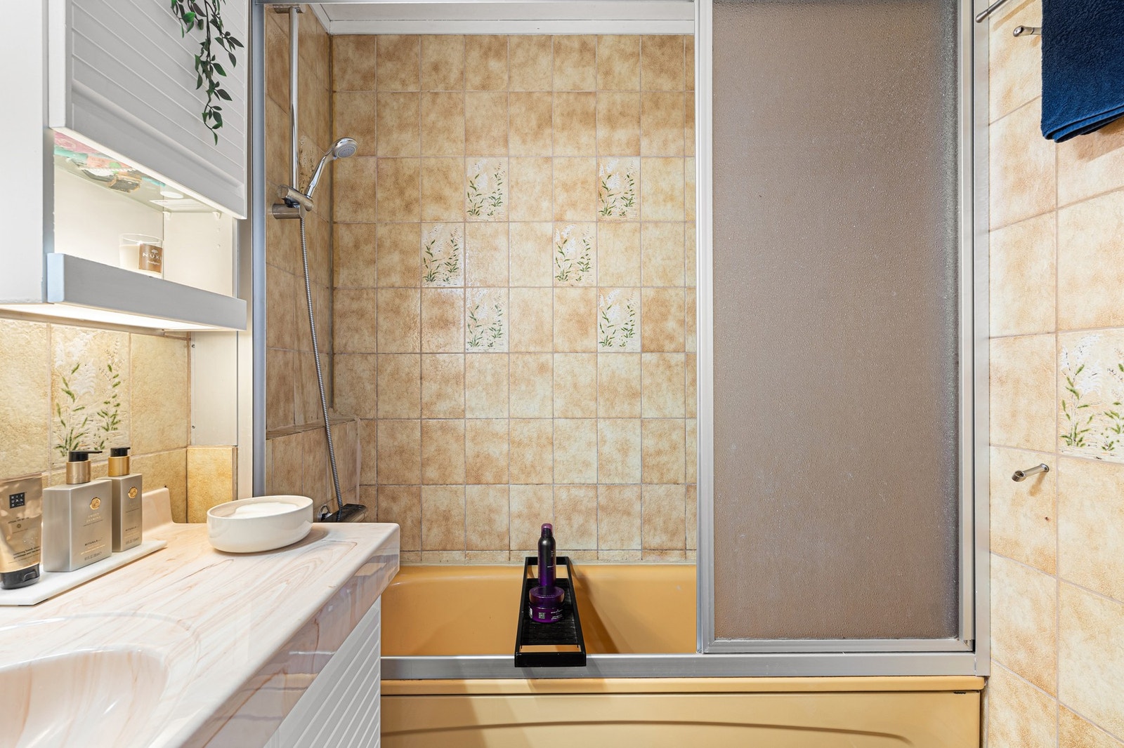 Badet er utstyrt med badekar. Galleribilde