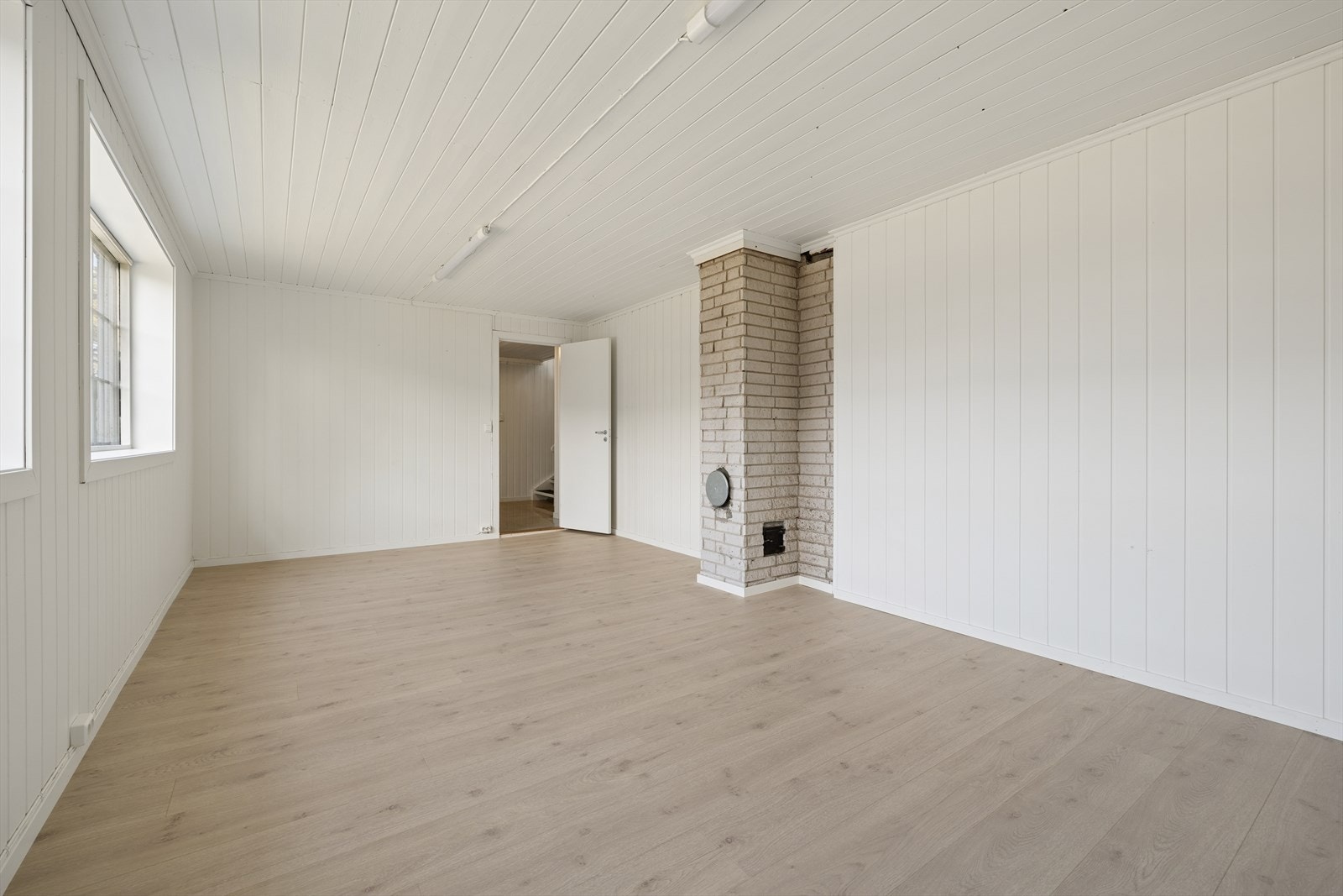 Stor stue med god plass til en sofagruppe. Det er mulig å koble til en vedovn. Galleribilde