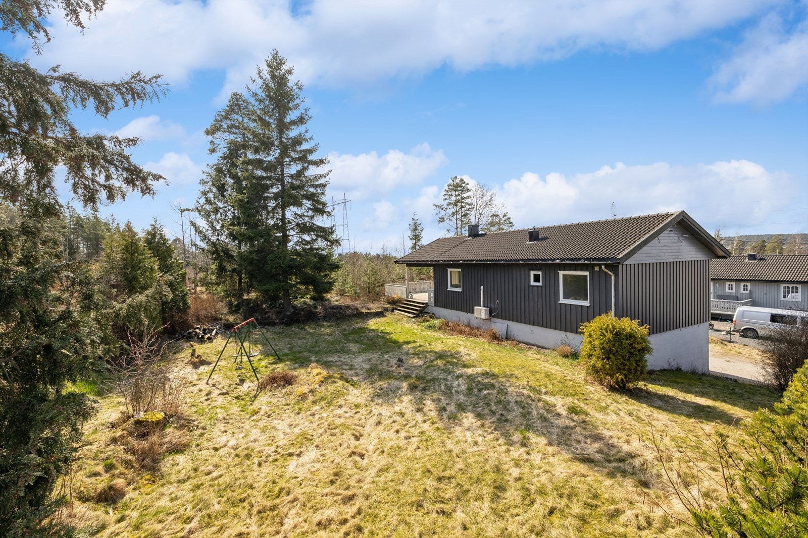 Boligenligger i et etablert og barnevennlig boligområde på Hasle, med en stor og hyggelig hage. Galleribilde