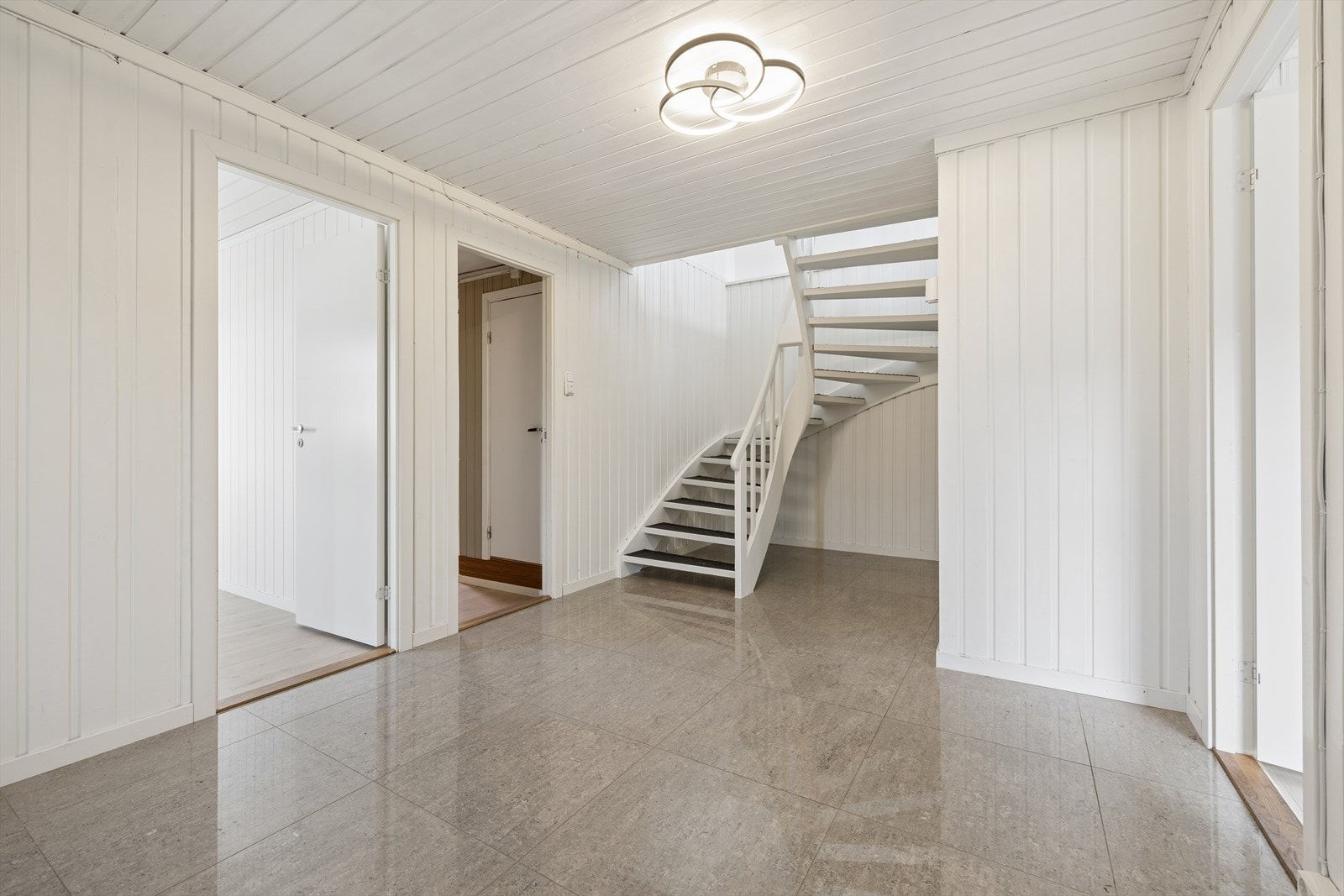 I sokkeletasjen er det stue, soverom, bod, vaskerom og bad. Galleribilde
