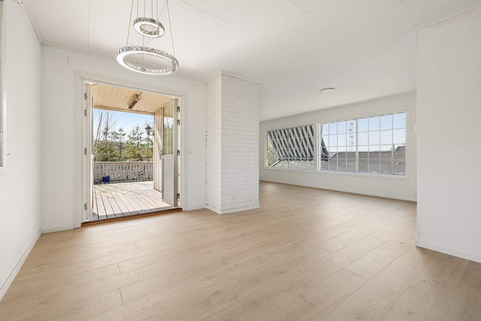 Stuen er romslig, og har en åpen og fin planløsning. Galleribilde