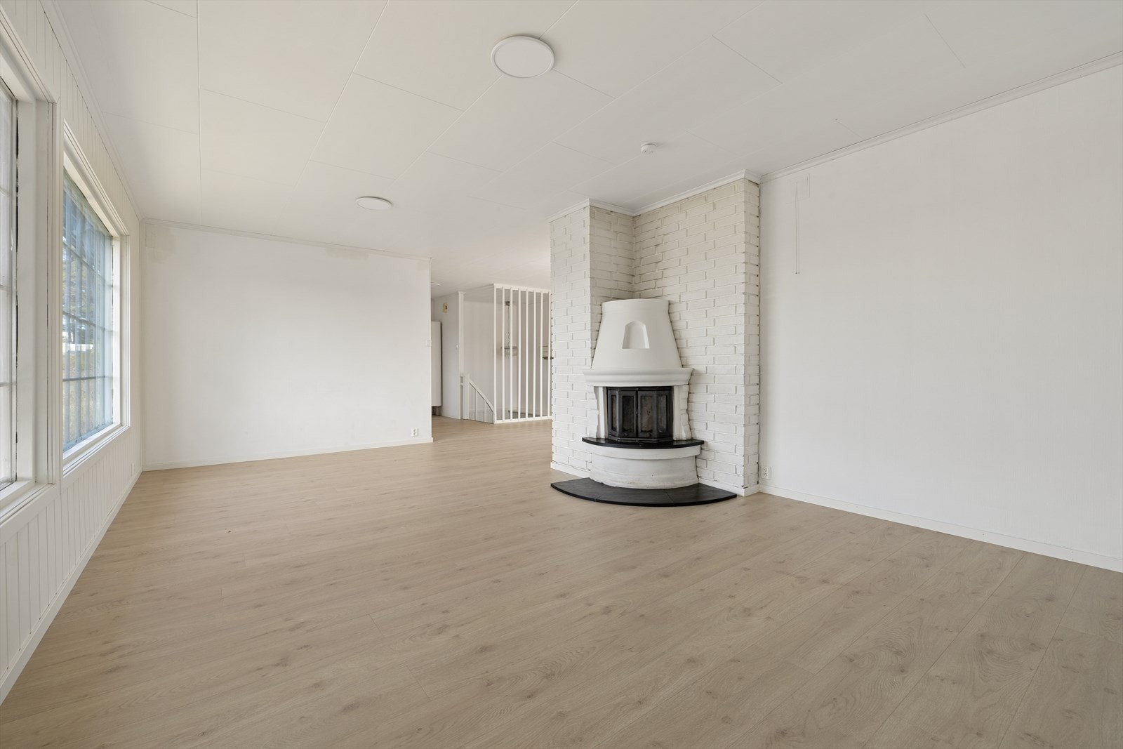 Man har tilgang til en flott peis, og det er også en varmepumpe i denne etasjen. Galleribilde