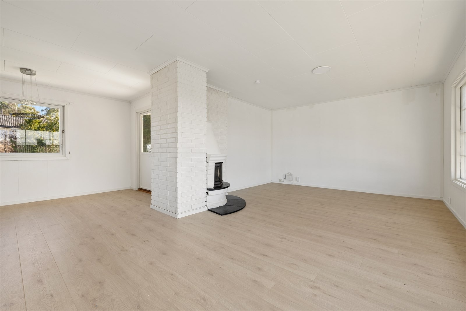 Her er det god plass til både en stor sofa- og spisegruppe. Galleribilde