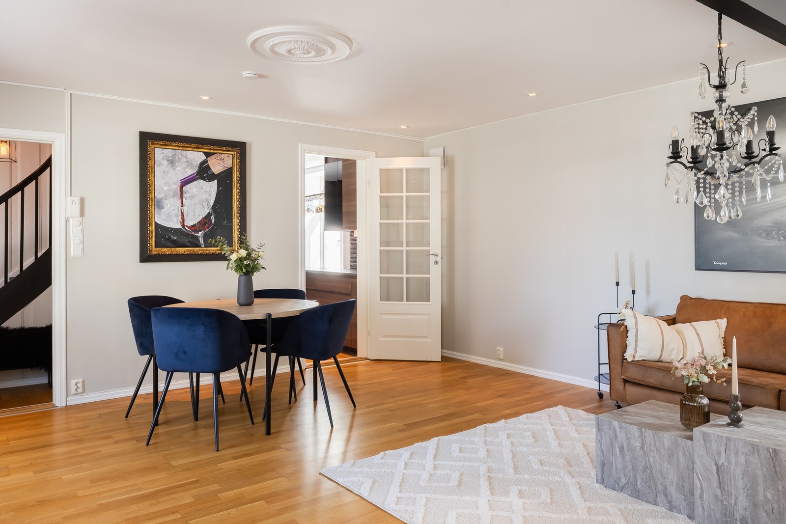 Stuen har gode møbeleringsmuligheter. Plass til stor og fin sittegruppe og spisebord. Galleribilde
