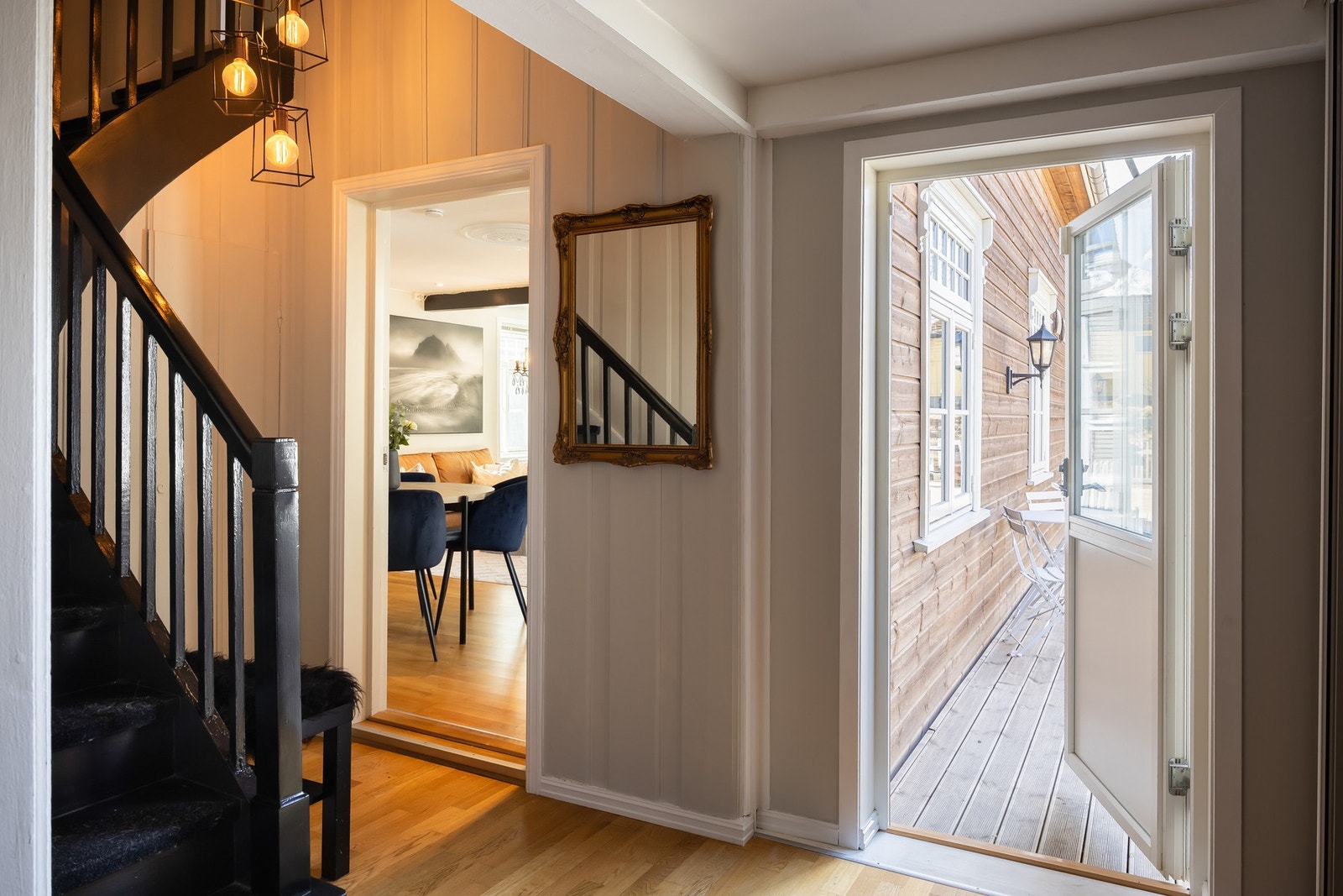 Dette er også boligens knutepunkt, med entre til stue, kjøkken, bad og terasse. Galleribilde