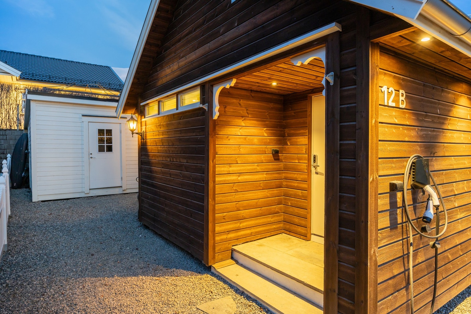Inngangsdør med smartløsning og fine detaljer. Galleribilde