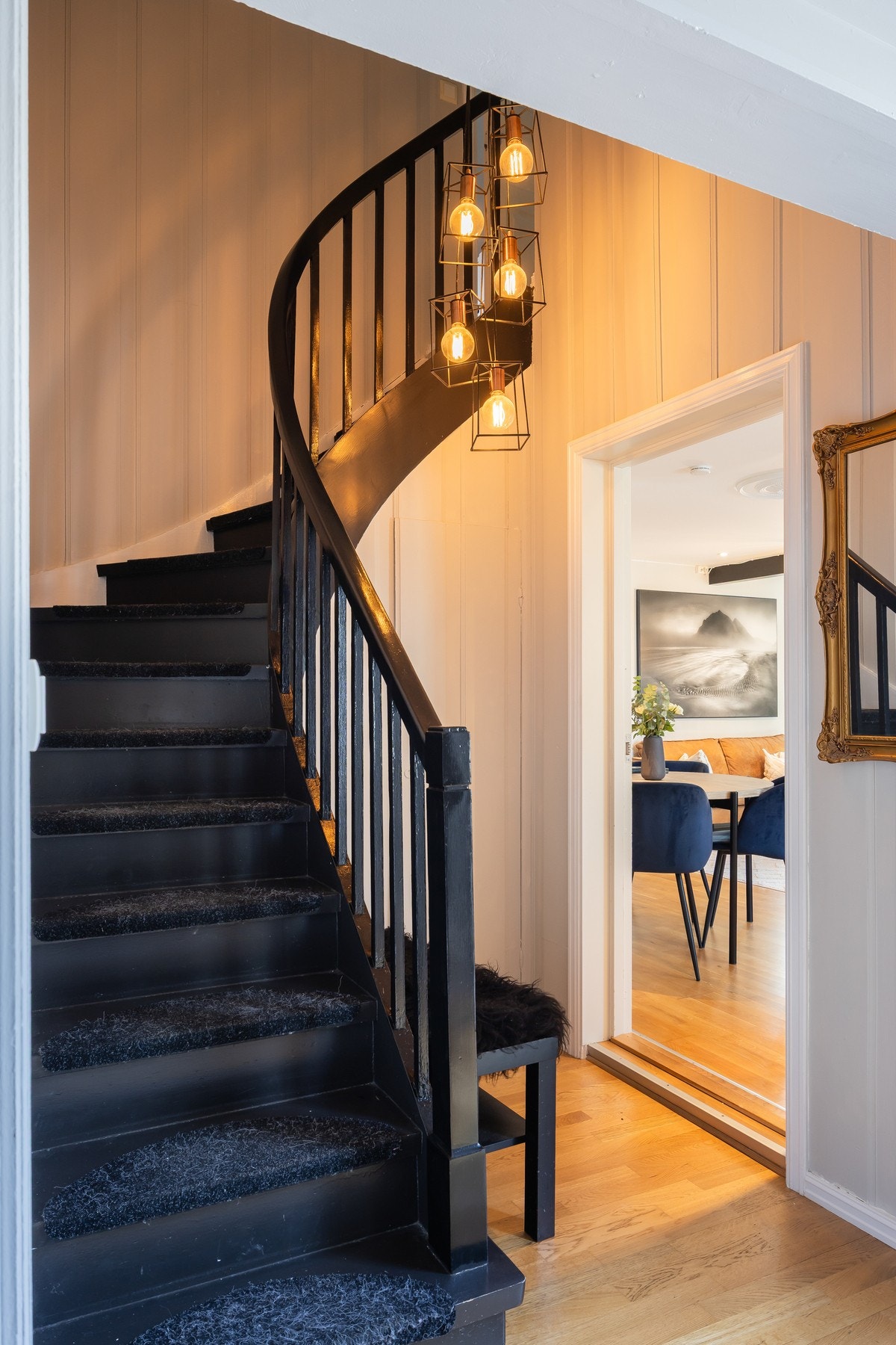 Elegant hjørnetrapp tar deg opp i boligens andre etasje. Galleribilde
