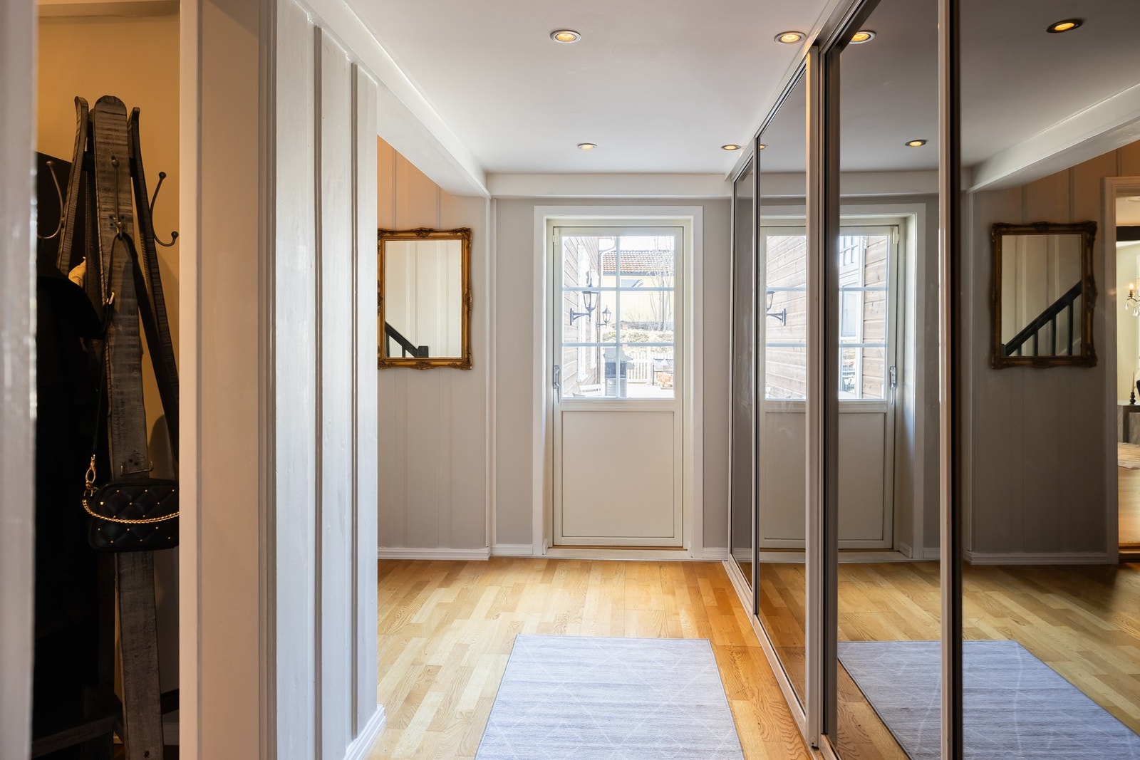 Entreen er på ca 13m² totalt, med integrerte garderobeskap for praktisk oppbevaring. Galleribilde