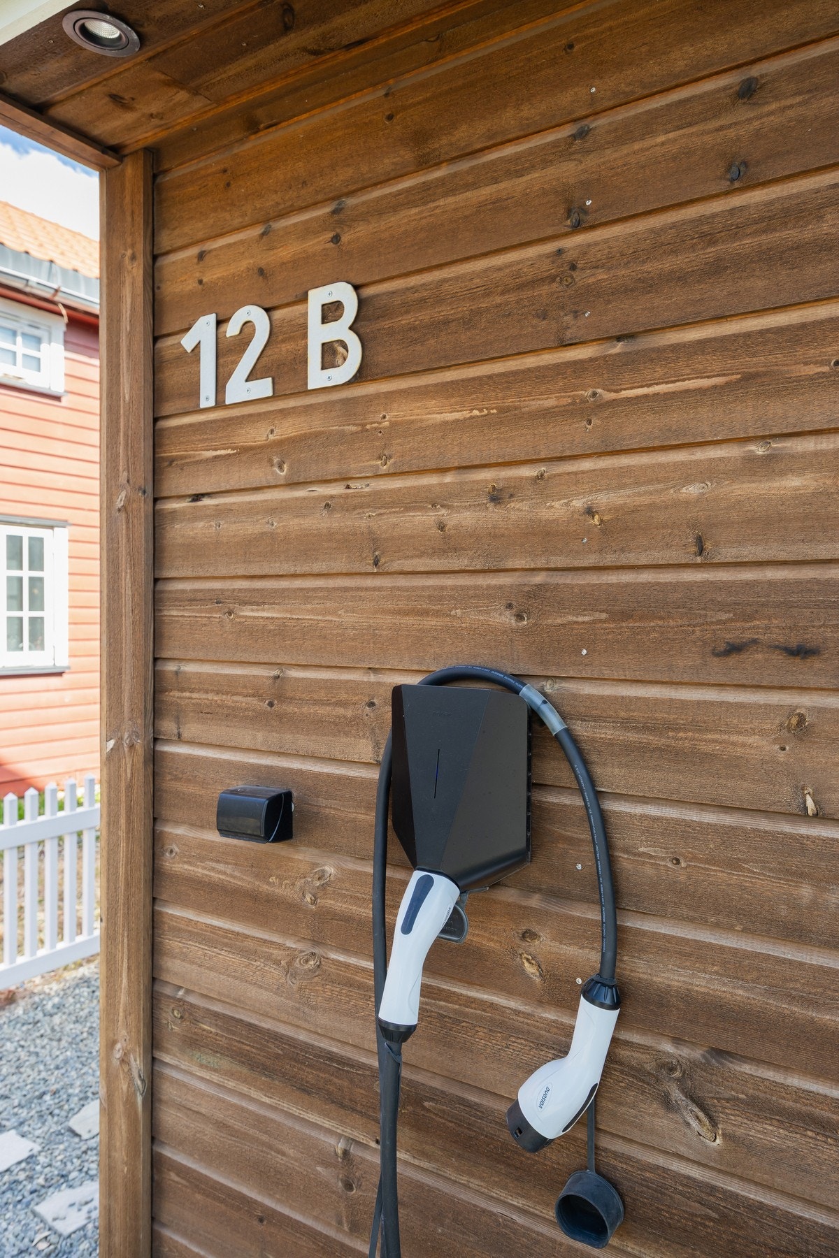 Det er etablert elbil-lader fra Easee ved p-plass. Galleribilde