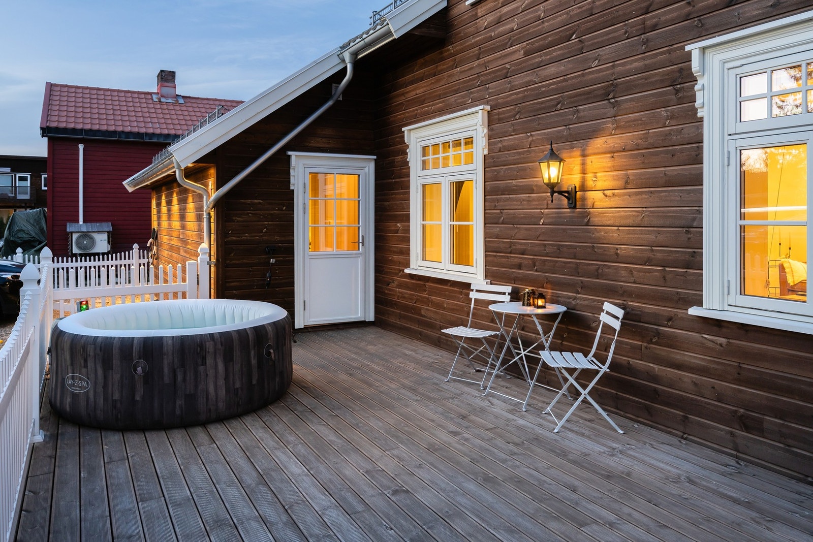 Fasaden har ny og fin belysning. Galleribilde