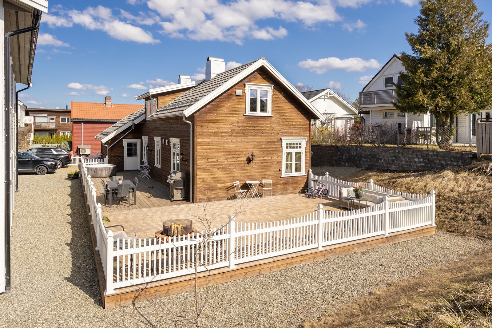 Solen står på terrassen fra ca. kl. 09.00 og utover kvelden på sommerstid. Galleribilde