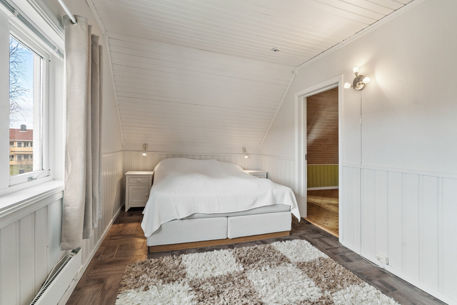 Hovedsoverommet oppleves som meget romslig med god plass for seng og nattbord Galleribilde
