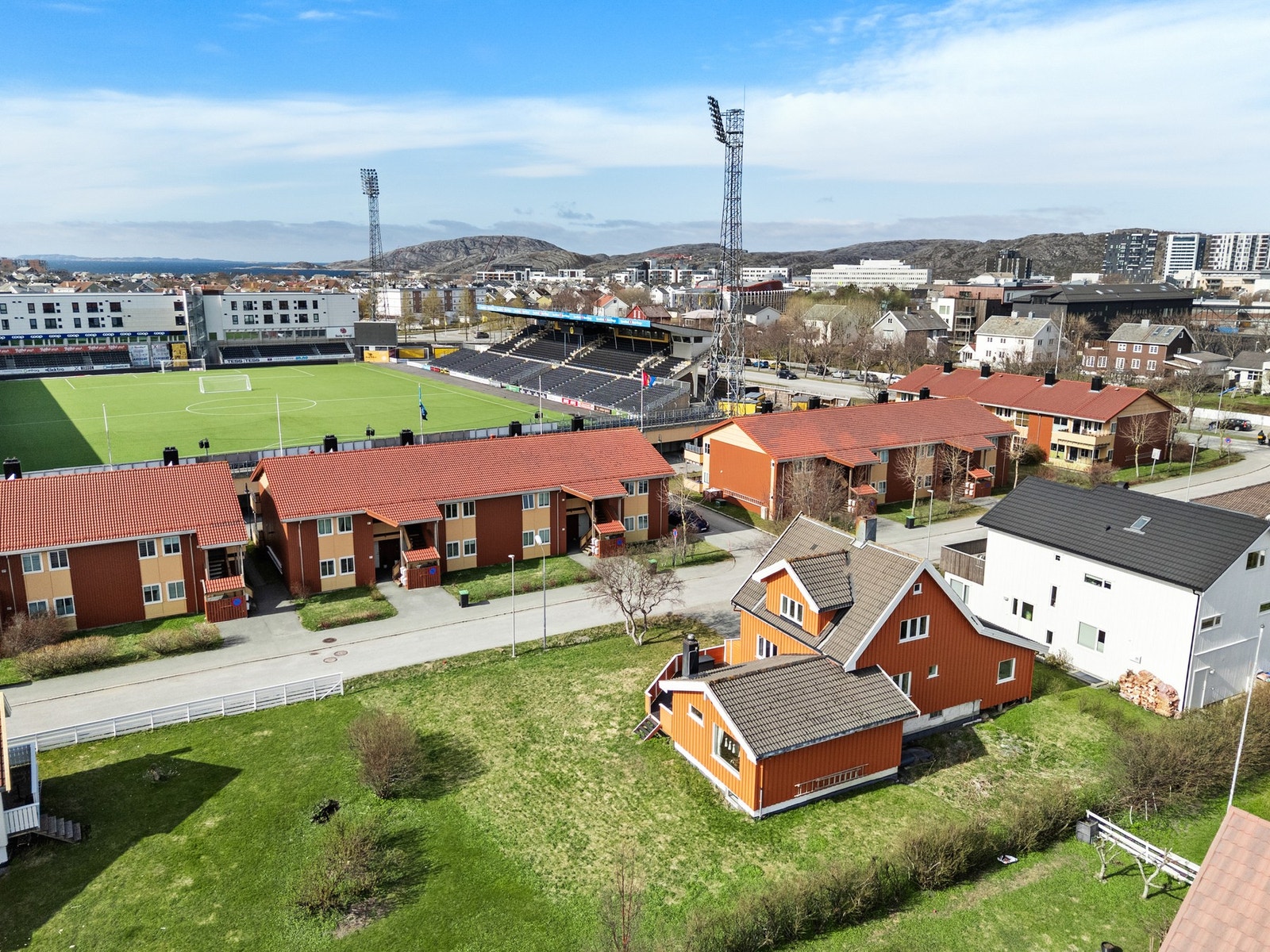 Eiendommen ligger like ved Aspmyra stadion og har kort vei til sentrum, butikker, skoler osv. Galleribilde