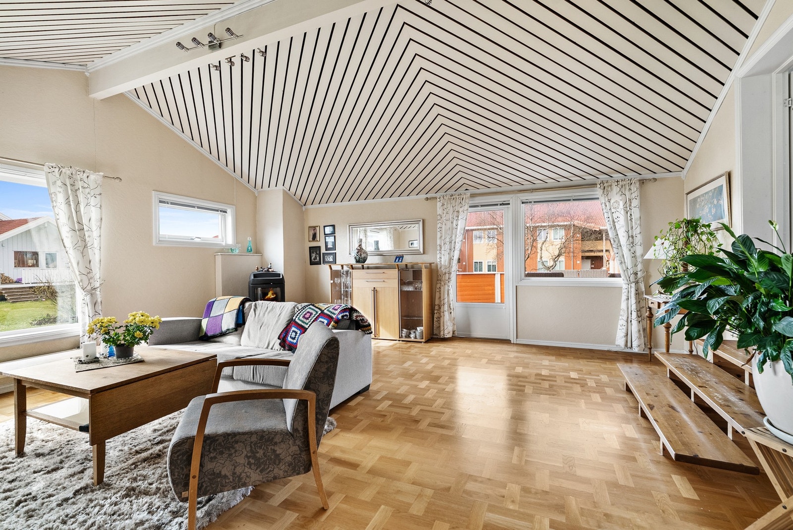 Herfra er det utgang til balkongen som videre gir tilgang til hagen Galleribilde