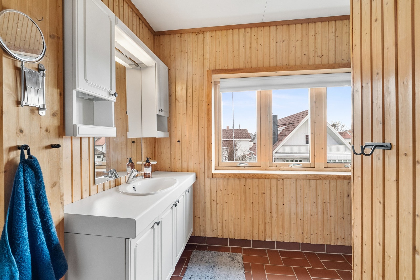 Badet er på loftet og er av god størrelse - her er det servant, dusjkabinett, badekar og toalett Galleribilde