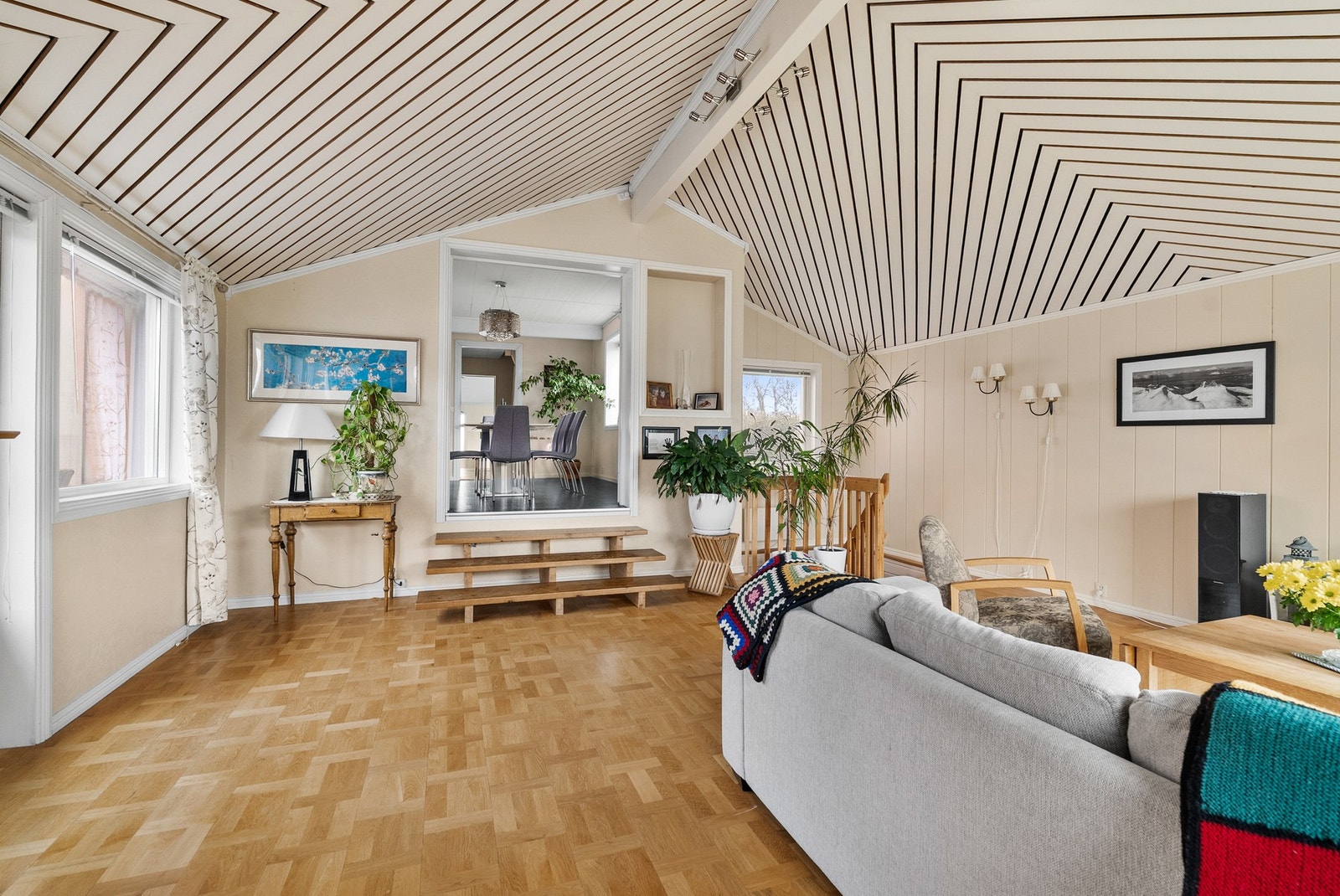 Fra stuen er det trapp ned til kjelleren hvor det er kjellerstue Galleribilde