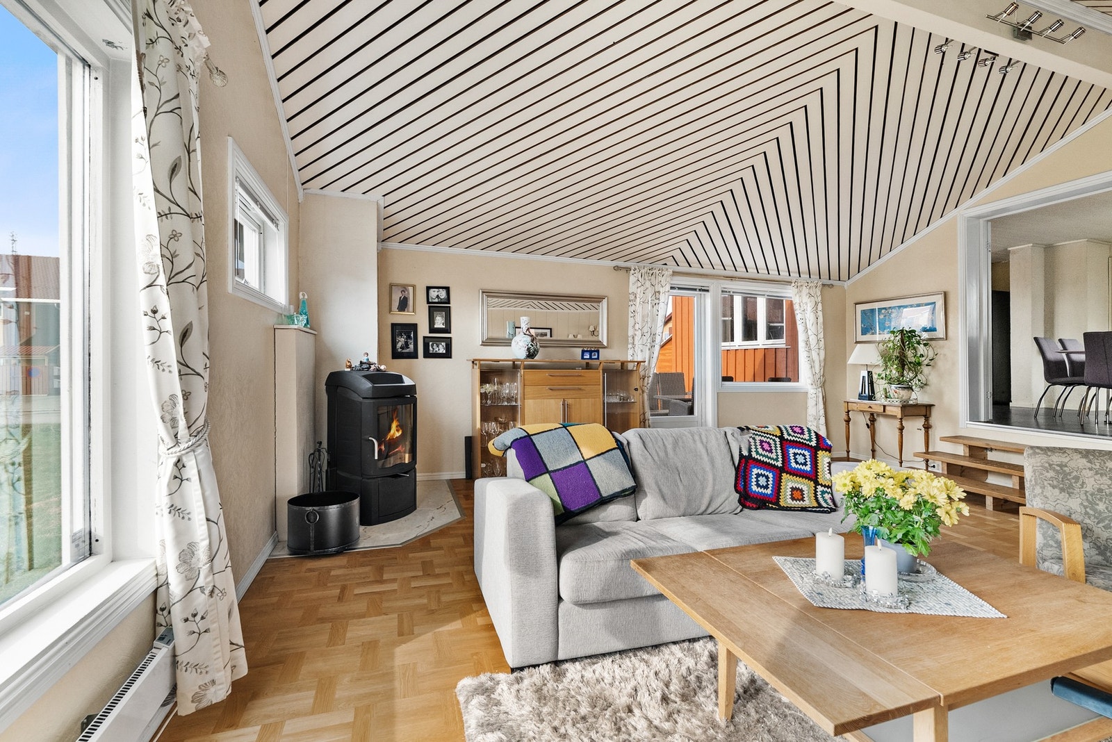 Boligen har to piper, men det er kun vedovn i stuen som er brukt i nyere tid Galleribilde