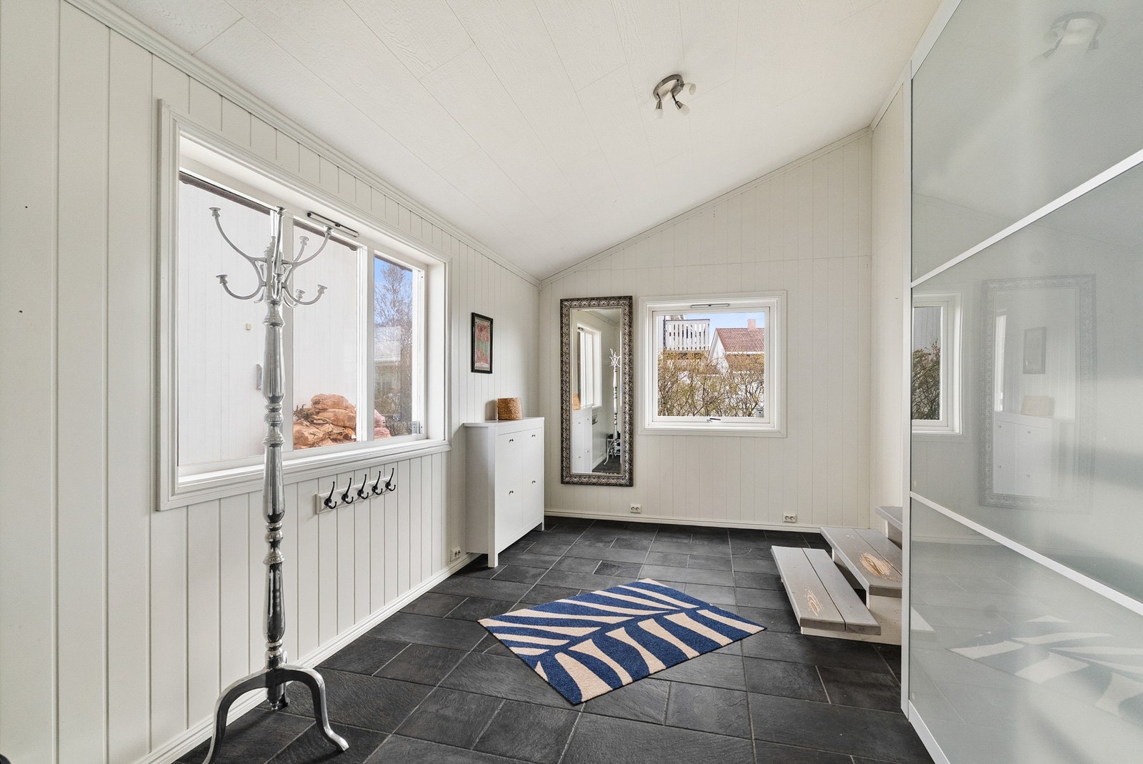 Velkommen inn - en romslig entre med stor takhøyde gir en umiddelbar god følelse Galleribilde