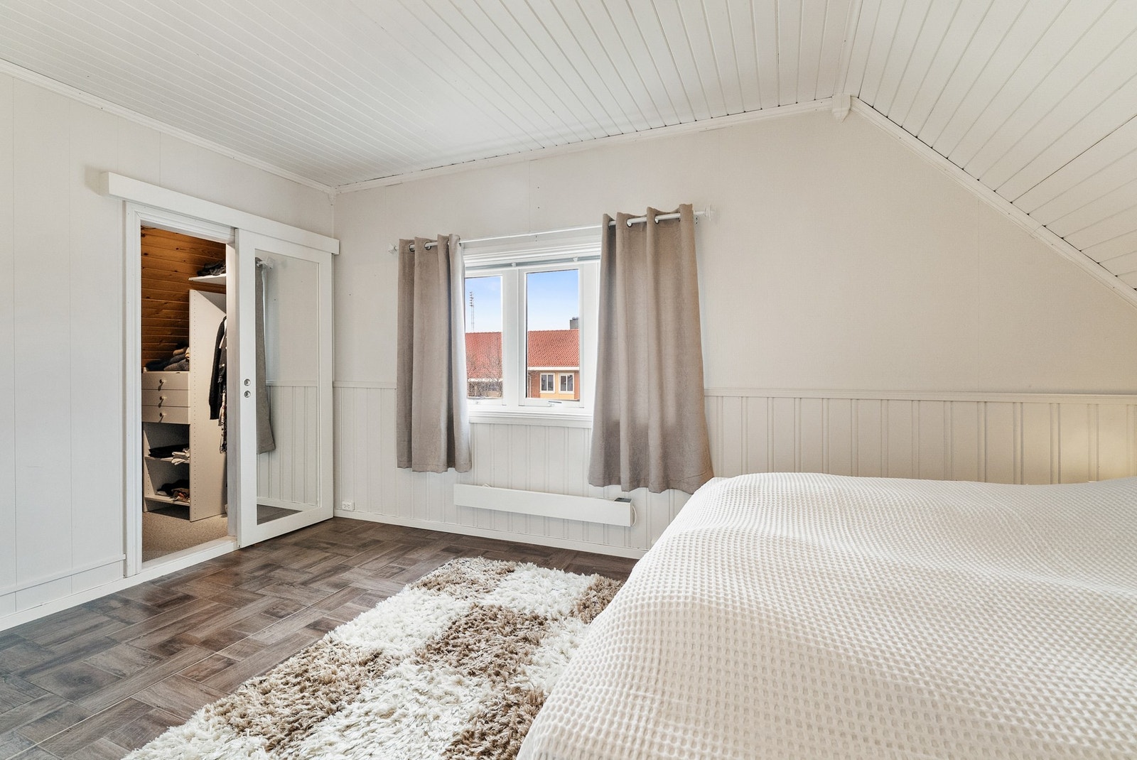 Her er det også tilgang bak skyvedør til en walk-in garderobe Galleribilde