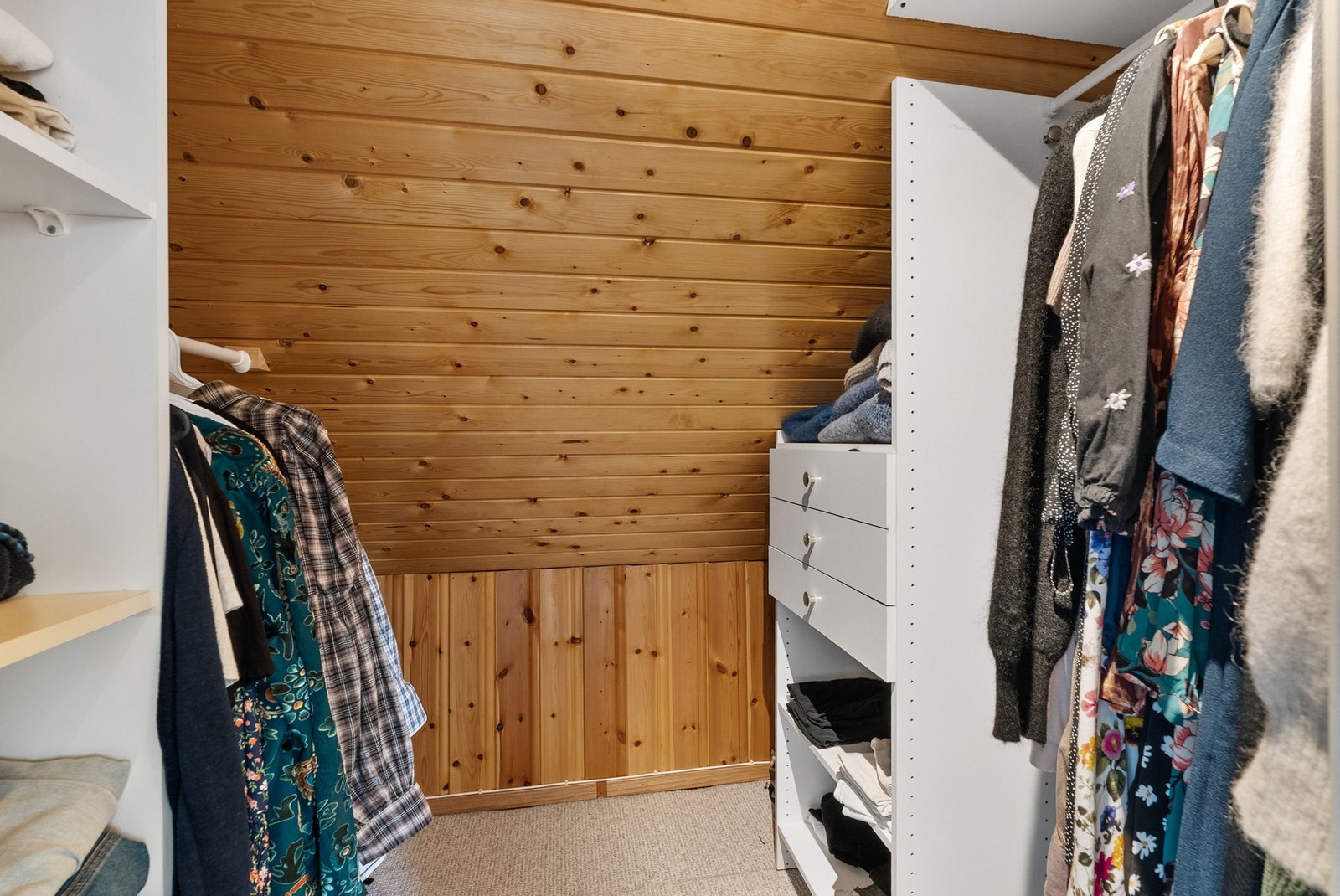 Walk-in garderobe tilknyttet hovedsoverom Galleribilde