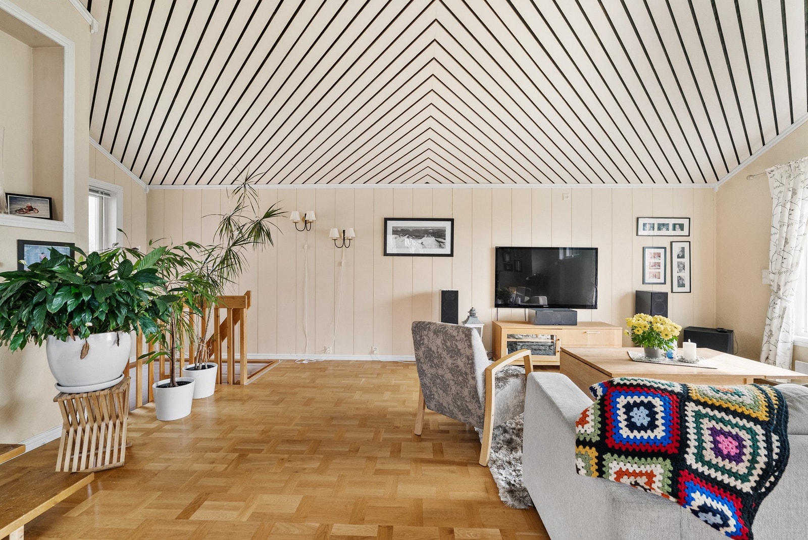 Stuedelen er tilbygget i 1986 og har god plass for plassering av en romslig sofa og TV Galleribilde