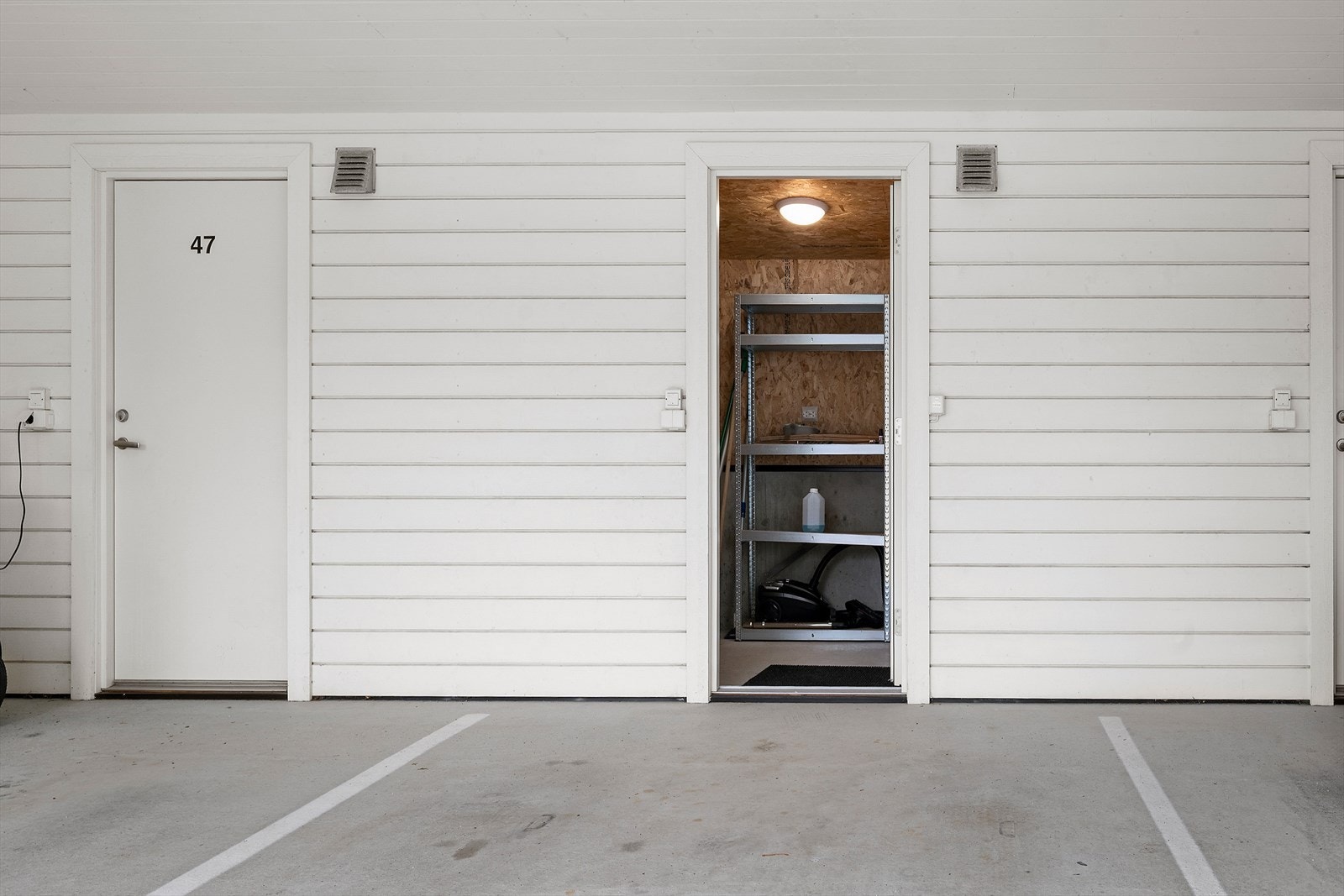 Parkering i carport med bod Galleribilde