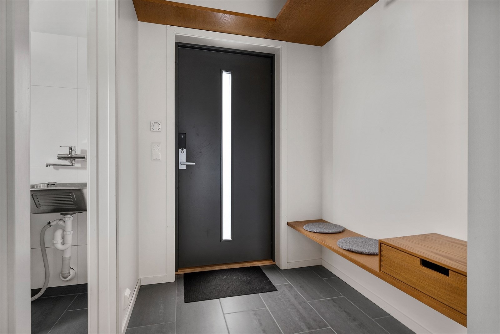 Du blir ønsket velkommen i fin entrè med plass til oppbevaring av klær og sko Galleribilde
