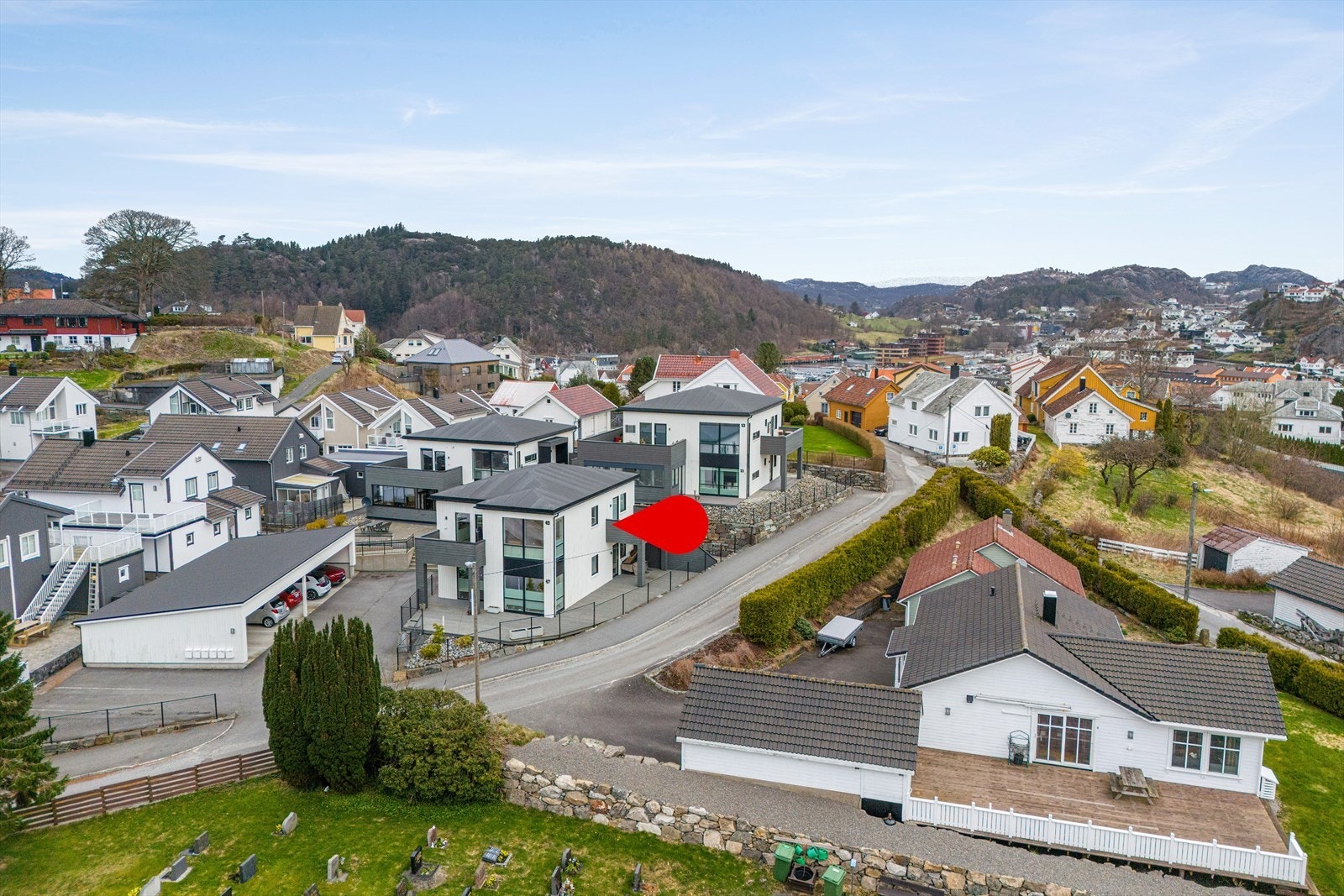 Fint rolig sameie med gåavstand til Egersund sentrum med butikker av alle slag, kjøpesenter og fine spisesteder. Kort avstand til fine turområder Galleribilde