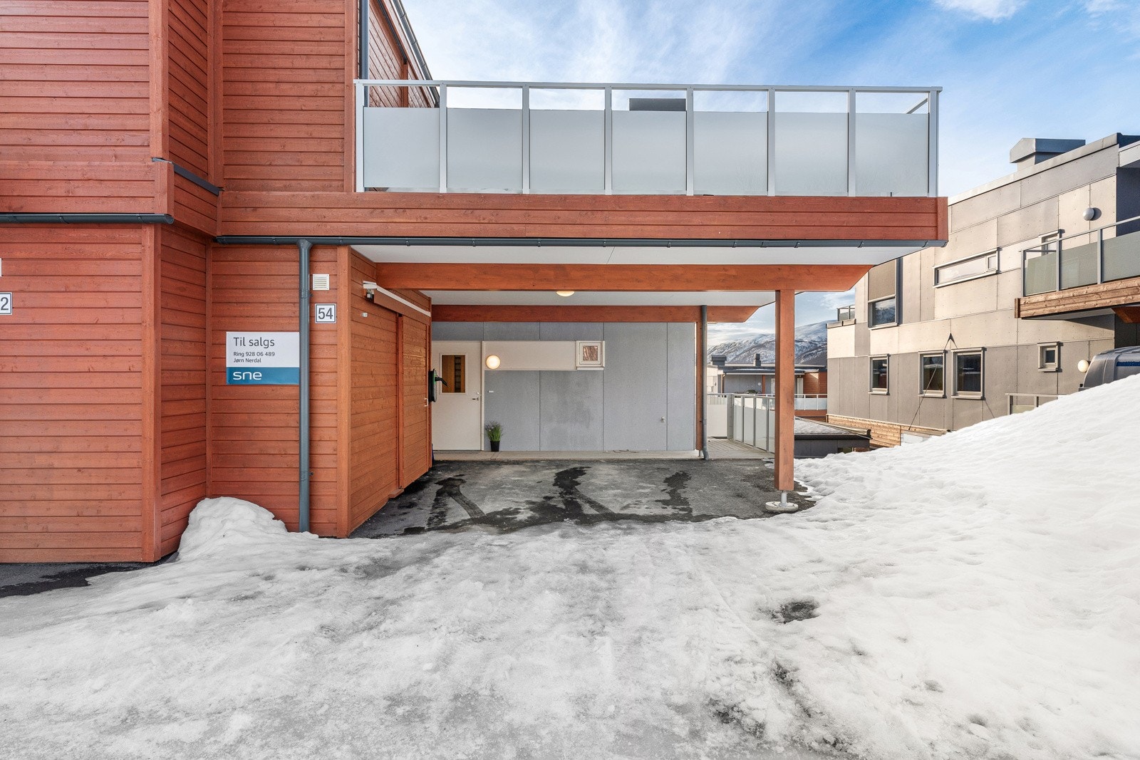 Parkering på tomt og i carport. Galleribilde